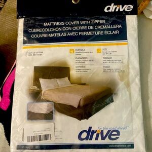 Drive mattress cover with zipper